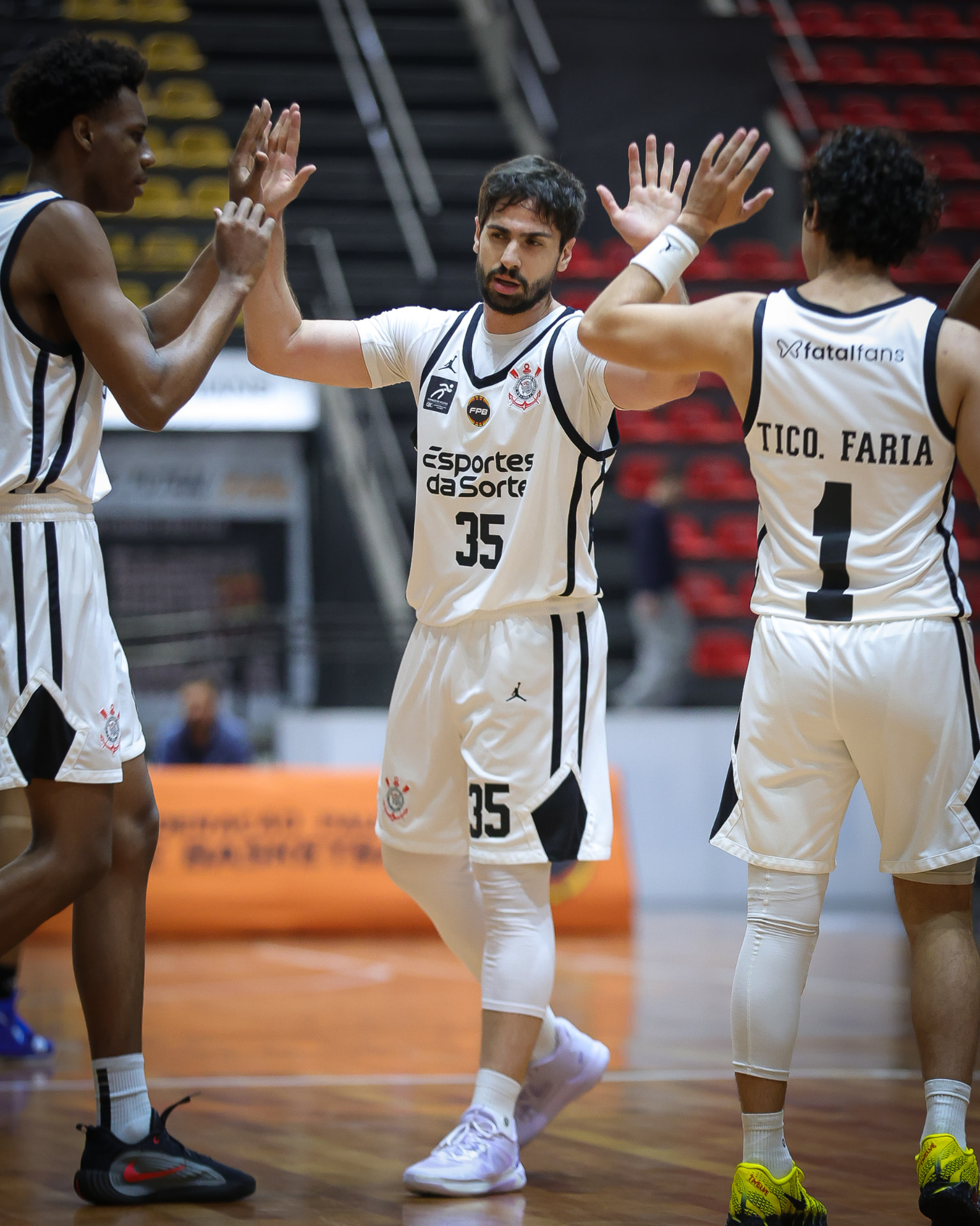 Jogadores do Corinthians se cumprimentando em quadra